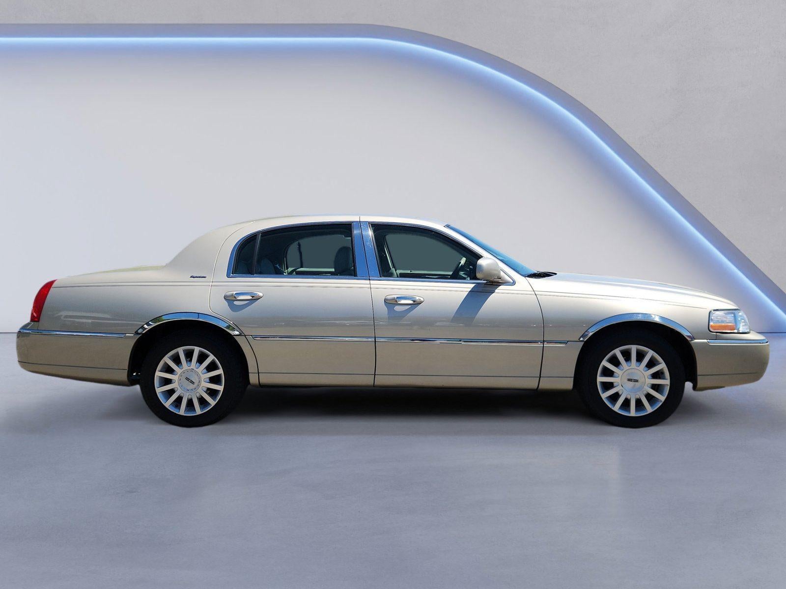 Used 2007 Lincoln Town Car Signature with VIN 1LNHM81V67Y600139 for sale in Christiansburg, VA