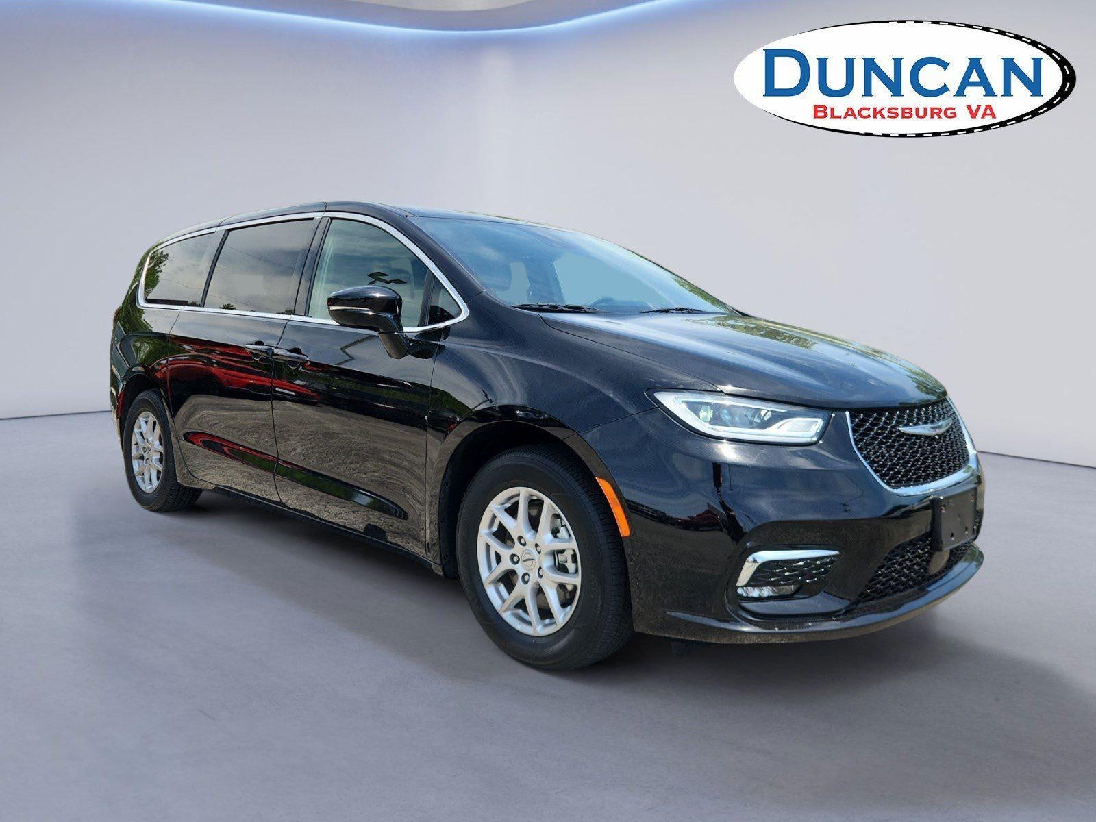 2025 Chrysler Pacifica Select's photo