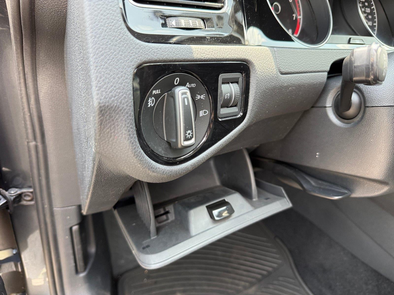 2017 Volkswagen GOLF Base