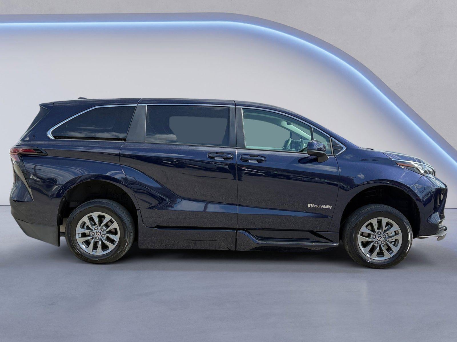 2024 Toyota Sienna LE