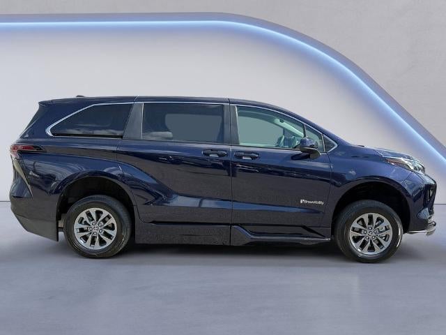 2024 Toyota Sienna LE