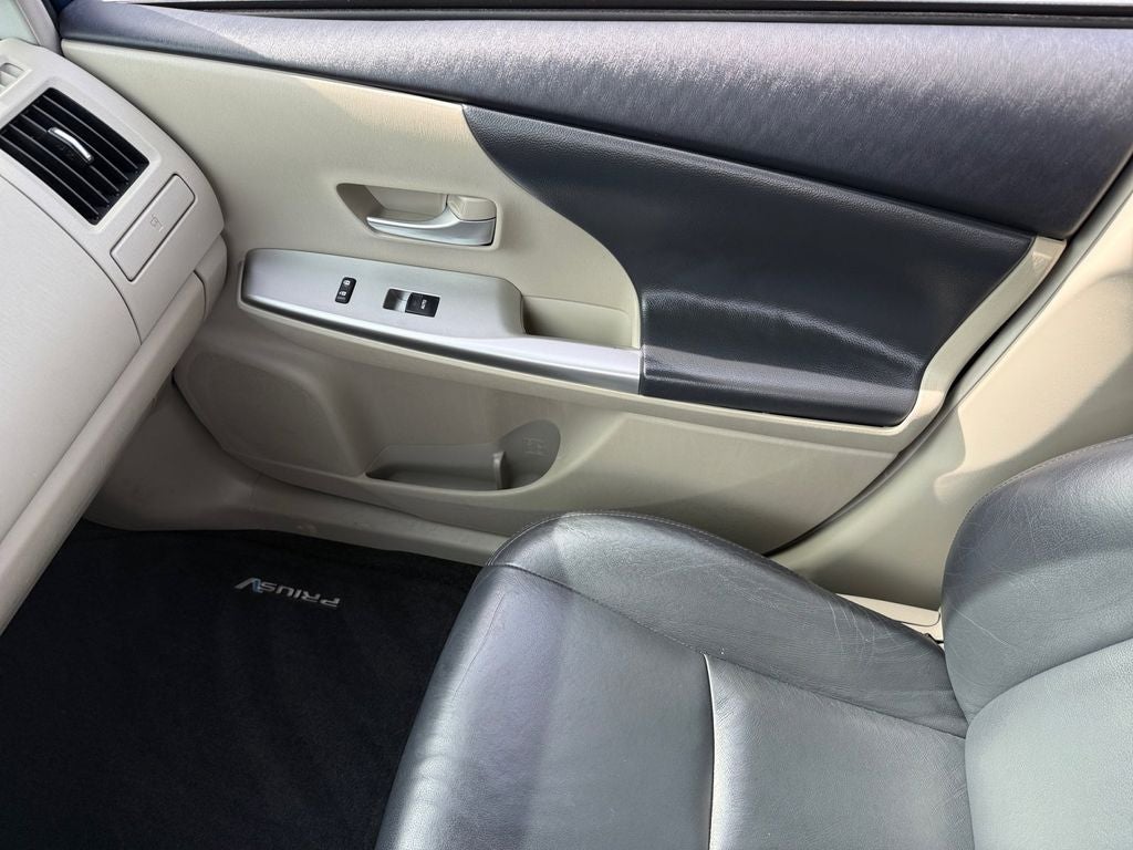 2013 Toyota Prius v Base